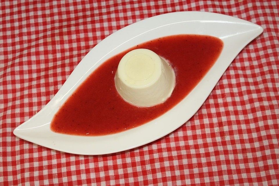 Low-Carb Panna Cotta mit Erdbeersauce