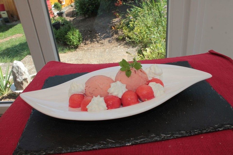 Wassermelone-Joghurt-Eis mit Limette