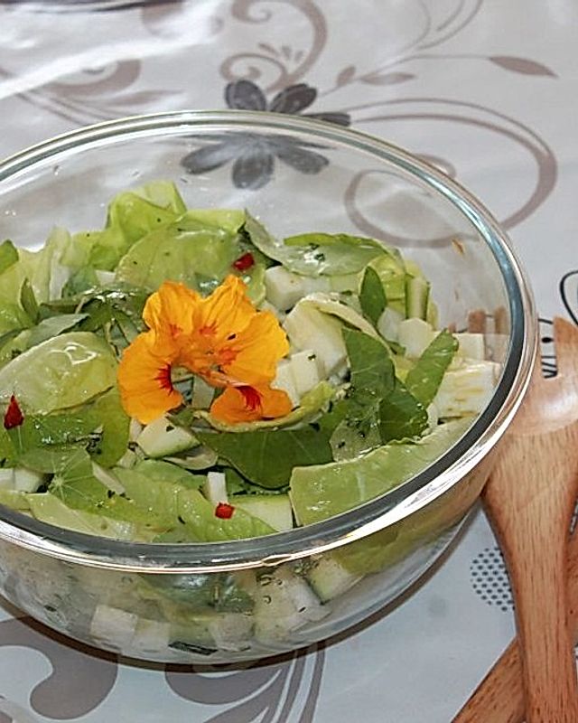 Blattsalat mit Zucchini, Kapuzinerkresse und Kräutern im Limettendressing