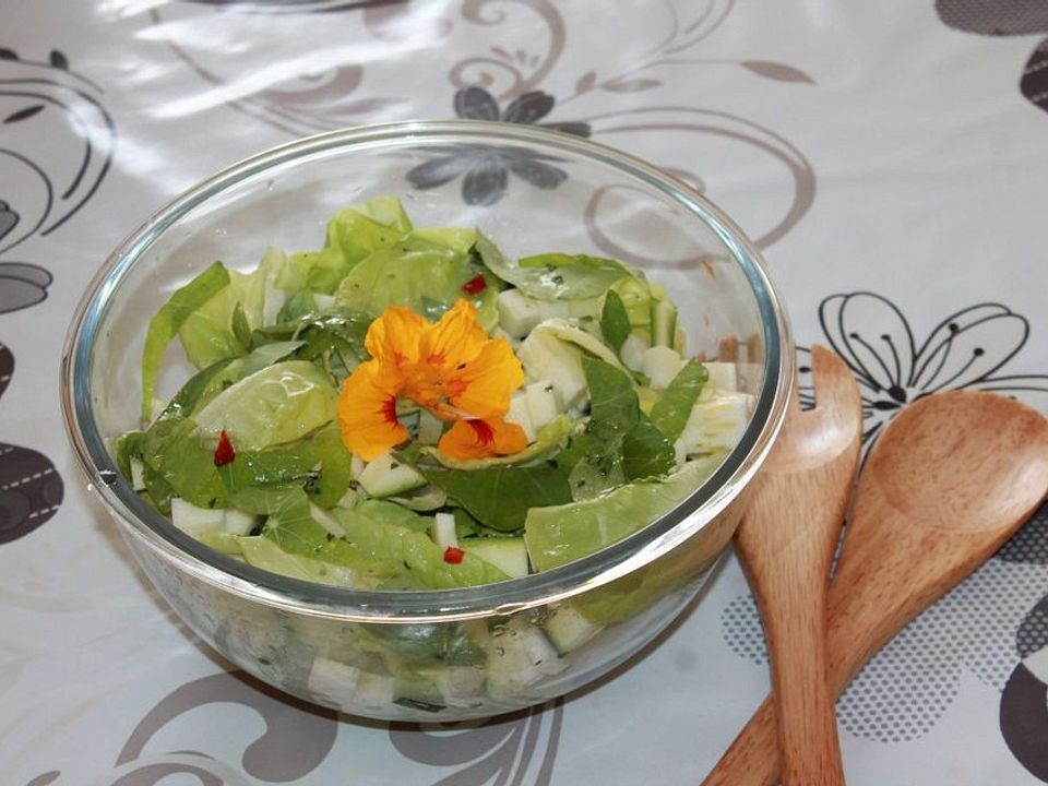 Blattsalat mit Zucchini, Kapuzinerkresse und Kräutern im ...