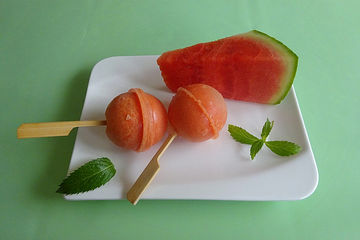 Wassermelonen-Eis am Stiel mit sanfter Limettennote und Kokoswasser
