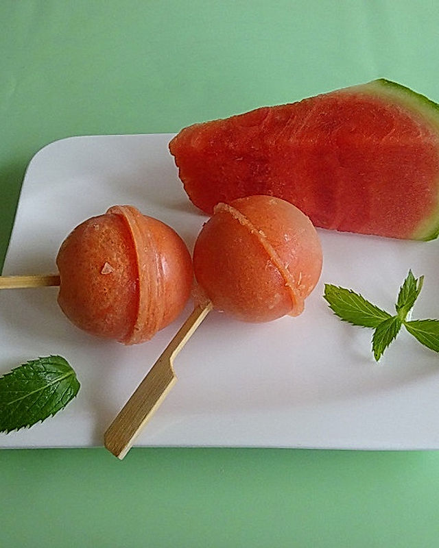Wassermelonen-Eis am Stiel mit sanfter Limettennote und Kokoswasser