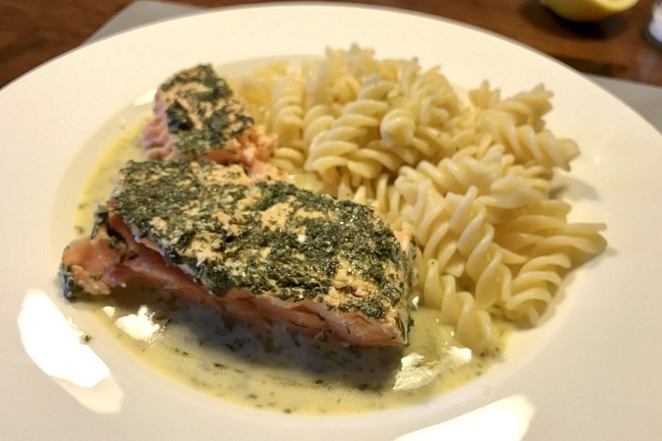 Gebratener Lachs mit Zitronen-Dill-Sauce