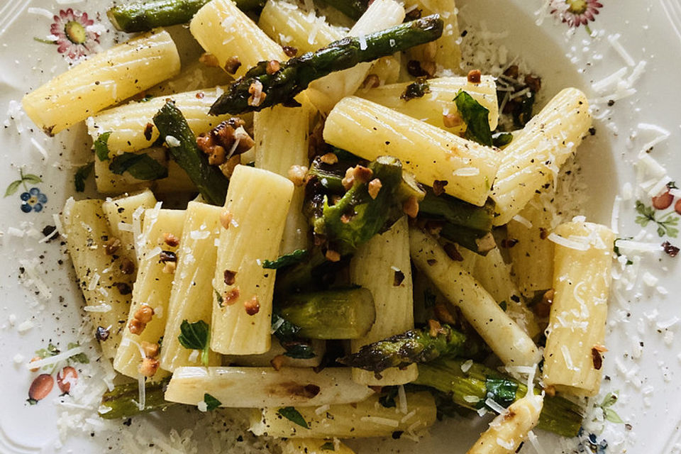 Mafaldine mit Spargel, Mandeln und Minze