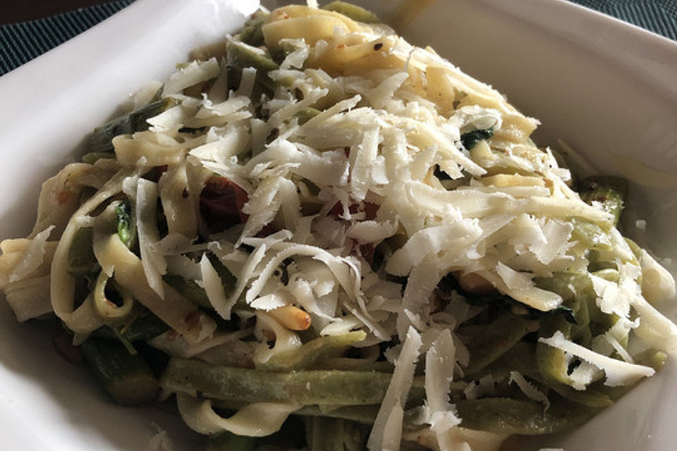 Mafaldine mit Spargel, Mandeln und Minze