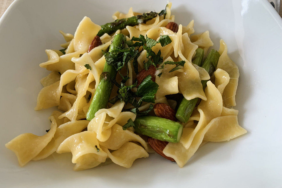 Mafaldine mit Spargel, Mandeln und Minze