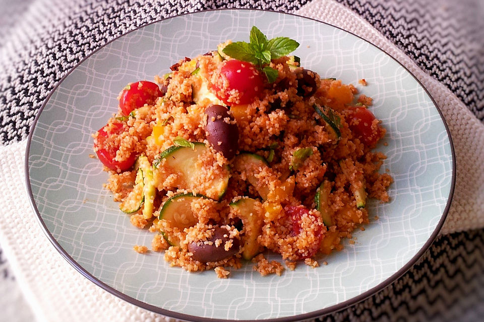 Couscous-Salat mit rohen Zucchini