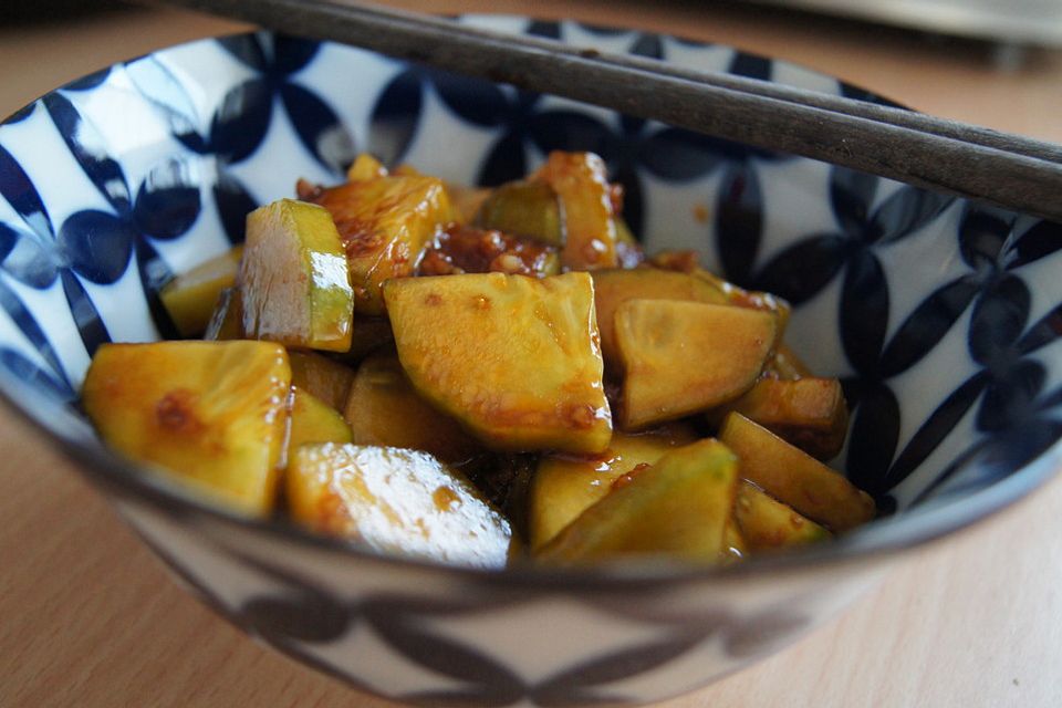 Chinesischer scharfer Gurkensalat