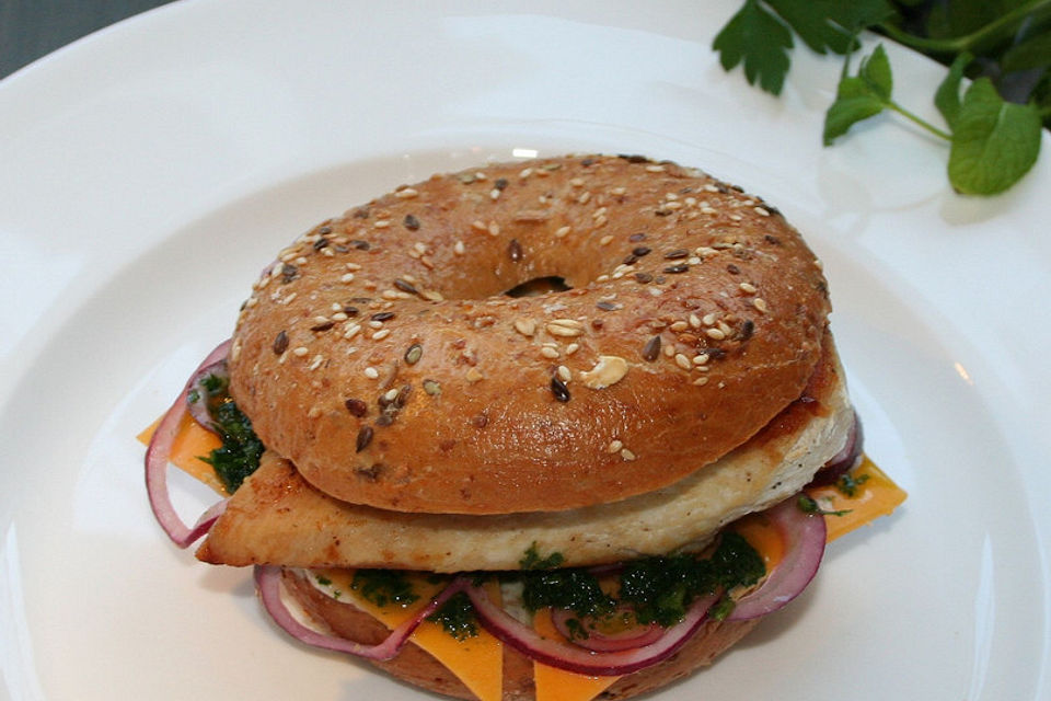 Hähnchen-Bagel mit Minze-Petersilien-Pesto, Cheddar und pikanten Zwiebeln