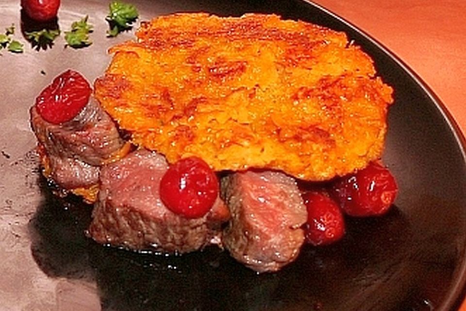 Süßkartoffel-Burger mit flambiertem Hirschfilet und Cranberries