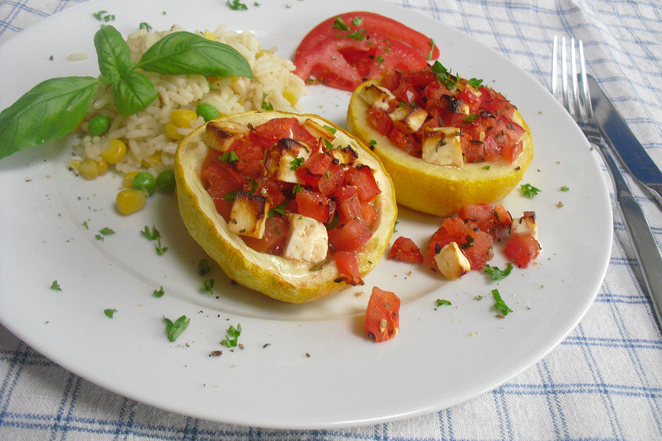 Vegetarisch gefüllte Grillzucchini