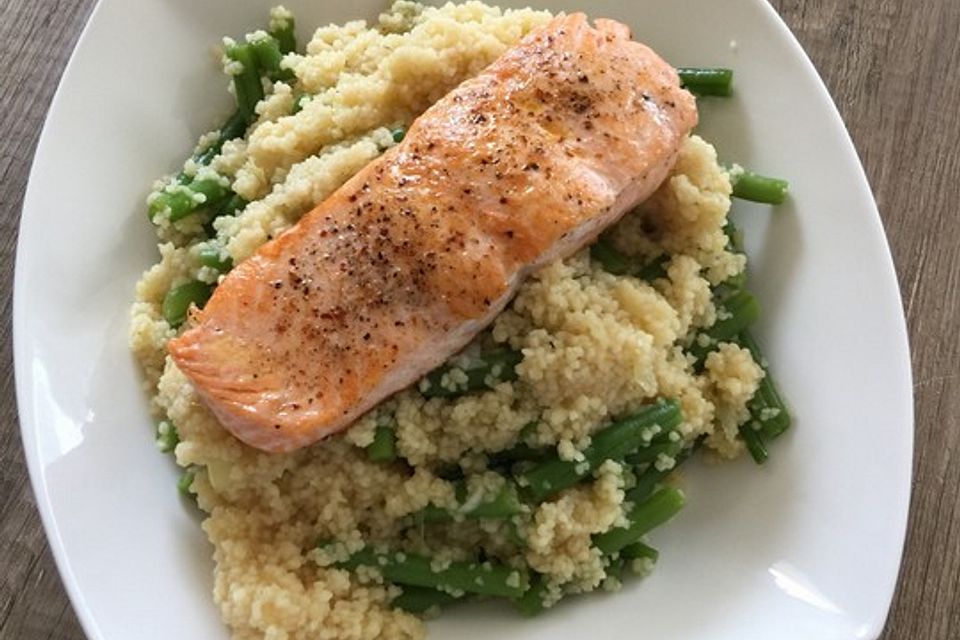 Grüne Bohnen-Bulgur-Salat mit Stremellachs