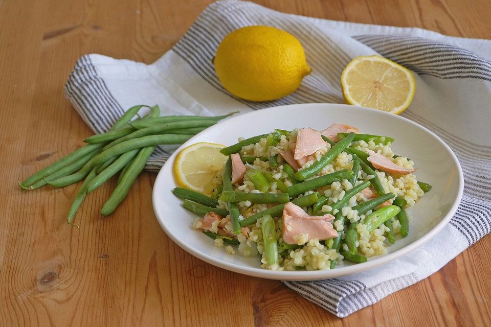 Grüne Bohnen-Bulgur-Salat mit Stremellachs