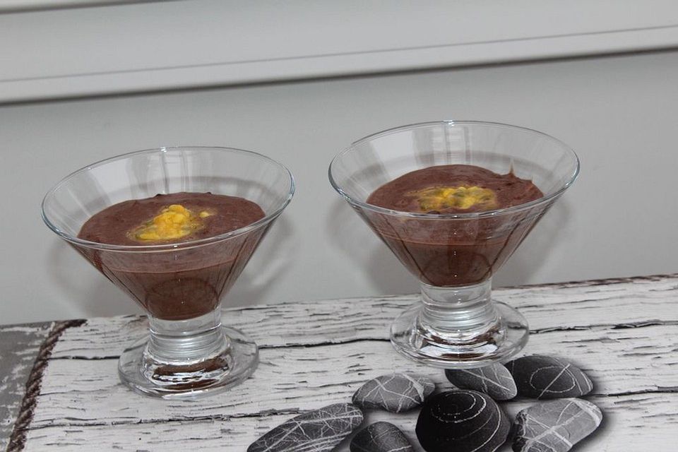 Avocado-Bananen-Mousse au chocolat mit Maracuja-Fruchtsauce