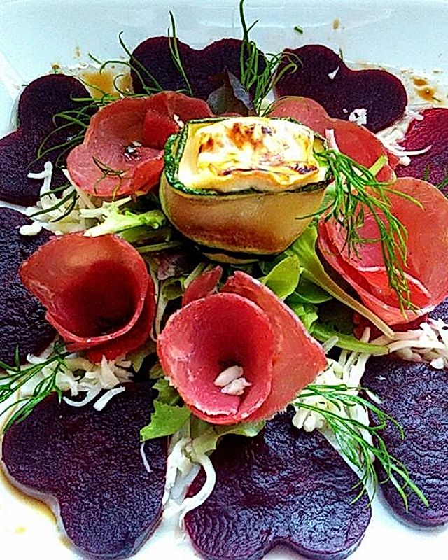 Rote Bete-Salat mit Serranoschinkenrosen, gebratenem Ziegenkäse und Kräuter-Senf-Dressing