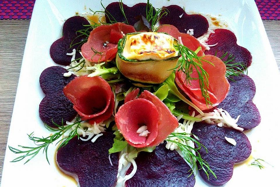 Rote Bete-Salat mit Serranoschinkenrosen, gebratenem Ziegenkäse und Kräuter-Senf-Dressing