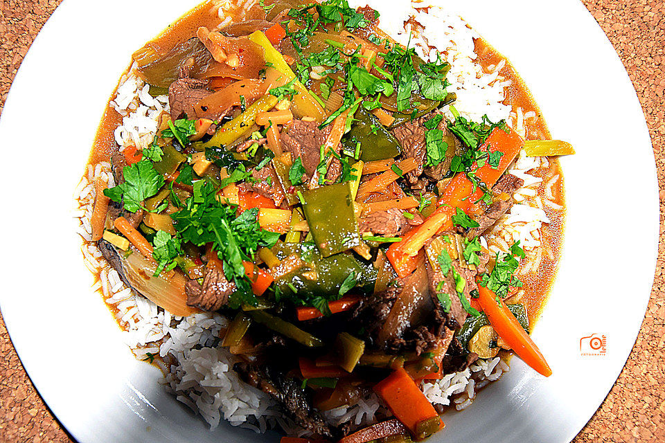 Rindfleisch mit Zwiebeln und Zuckerschoten aus dem Wok