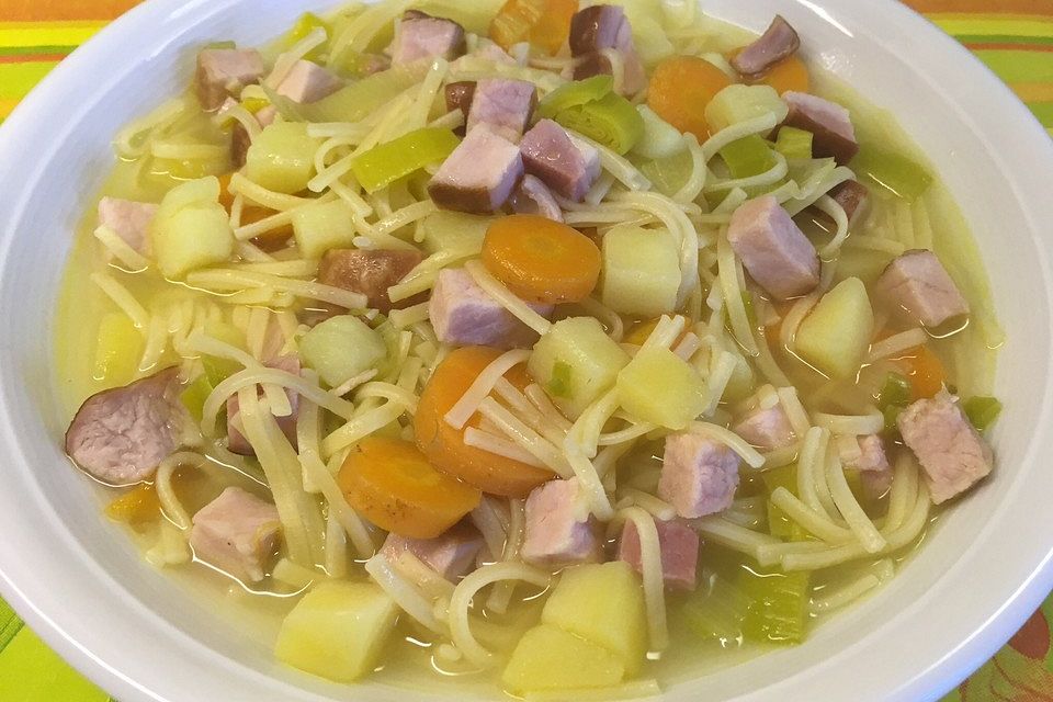 Nudelsuppe mit Kasslerlachsfleisch