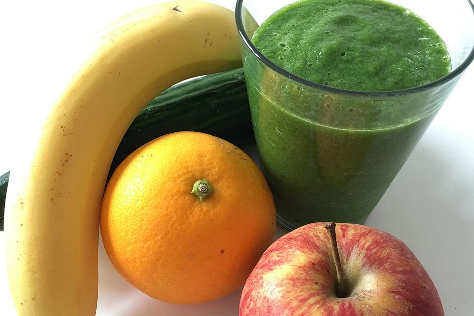 Green Smoothie mit Grünkohl, Spinat und Co