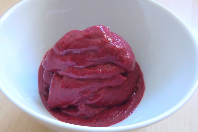 Waldbeer-Buttermilch-Eis von SchleggerSchnude| Chefkoch