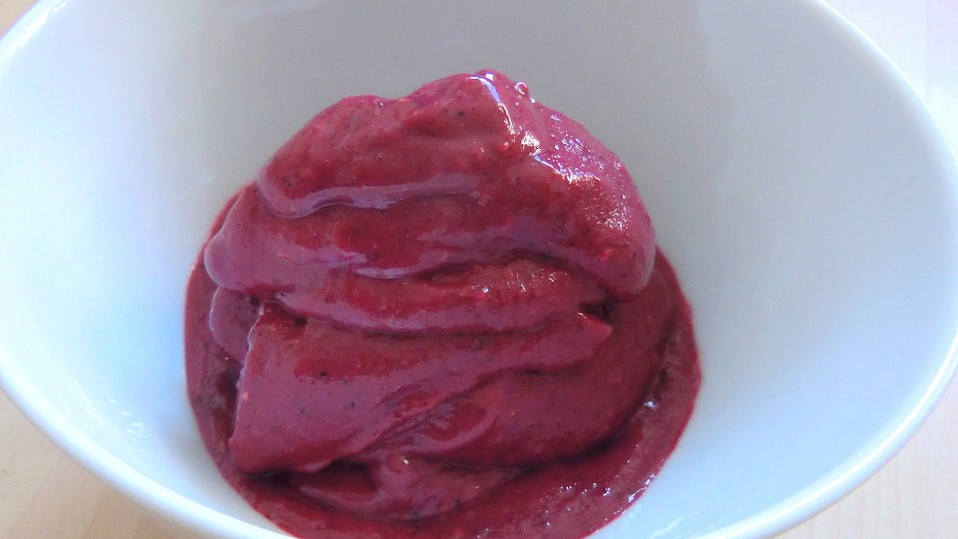 Waldbeer-Buttermilch-Eis von SchleggerSchnude