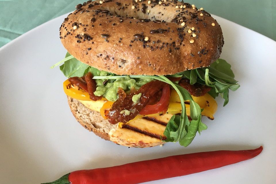 Bagel mit Grillkäse, Guacamole und getrockneten Tomaten