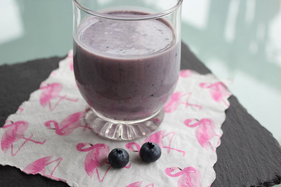 Haferflockensmoothie mit Blaubeeren