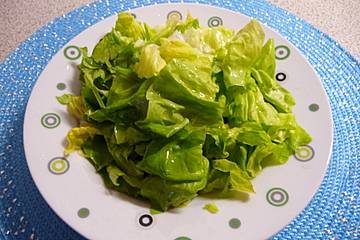 Kopfsalat mit fruchtiger Salatsoße aus Zitrone