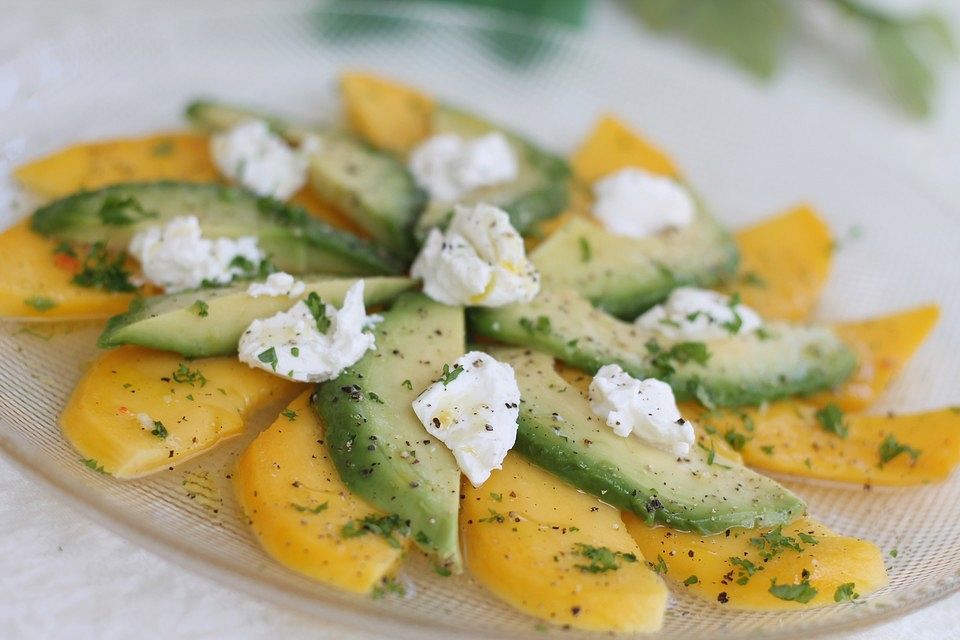 Mango-Avocado-Salat mit Ziegenfrischkäse