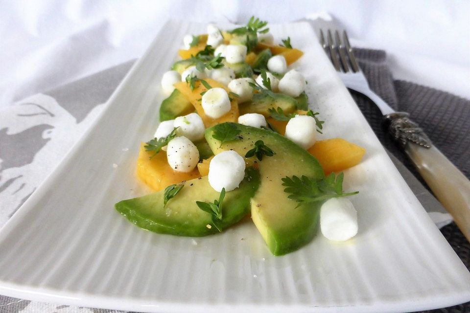 Mango-Avocado-Salat mit Ziegenfrischkäse