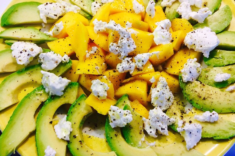 Mango-Avocado-Salat mit Ziegenfrischkäse