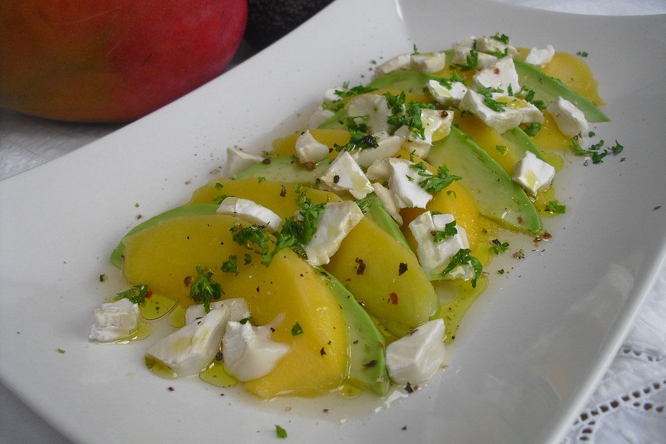 Mango-Avocado-Salat mit Ziegenfrischkäse