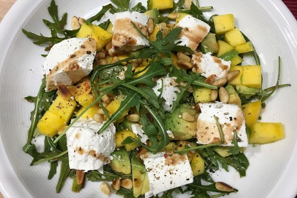 Mango-Avocado-Salat mit Ziegenfrischkäse