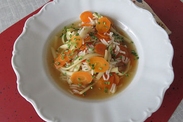 Möhren-Reis-Nudel-Suppe