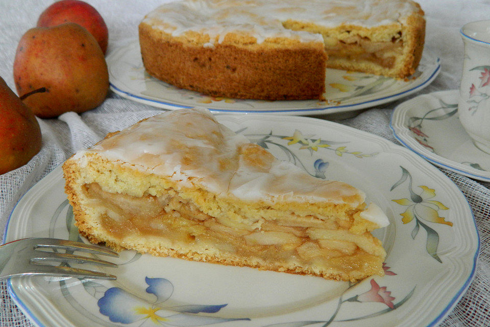 Gedeckter Apfelkuchen mit Zuckerguss