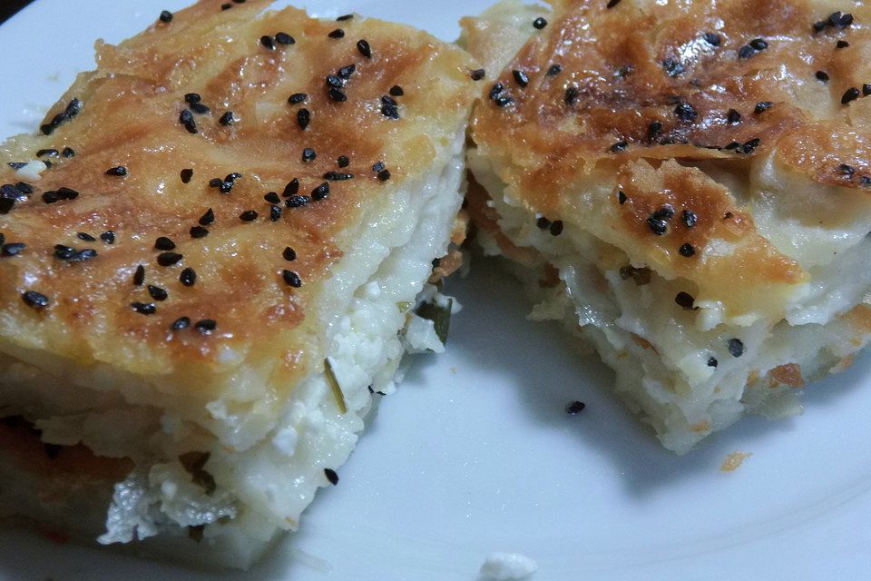 Türkische Wasserbörek mit Schafskäse