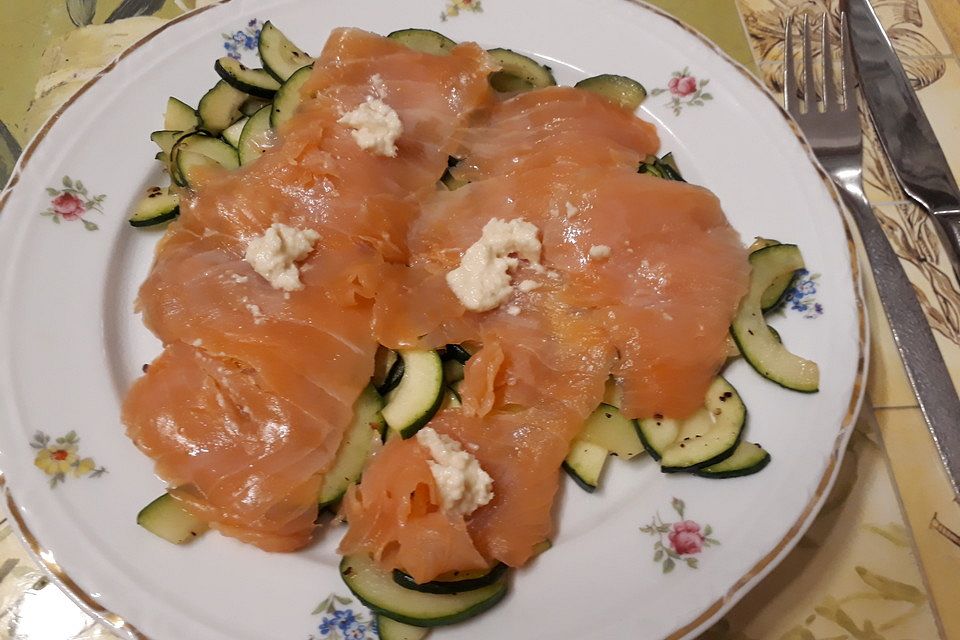 Gebratene Zucchini mit Räucherlachs