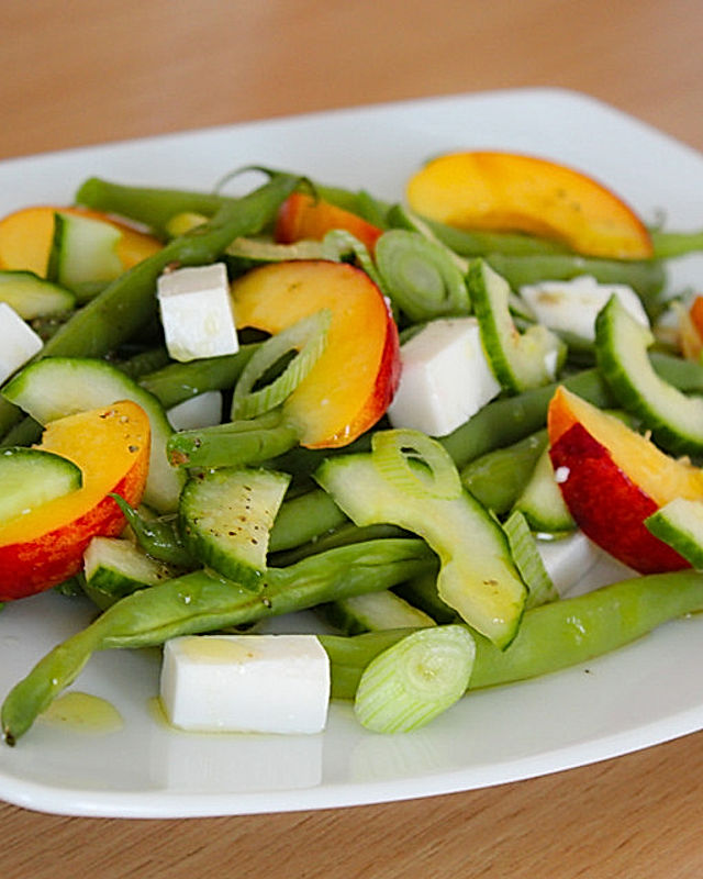 Grüne Bohnen-Salat mit Gurke, Nektarine und Feta