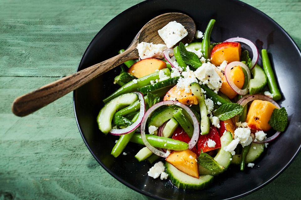 Grüne Bohnen-Salat mit Gurke, Nektarine und Feta