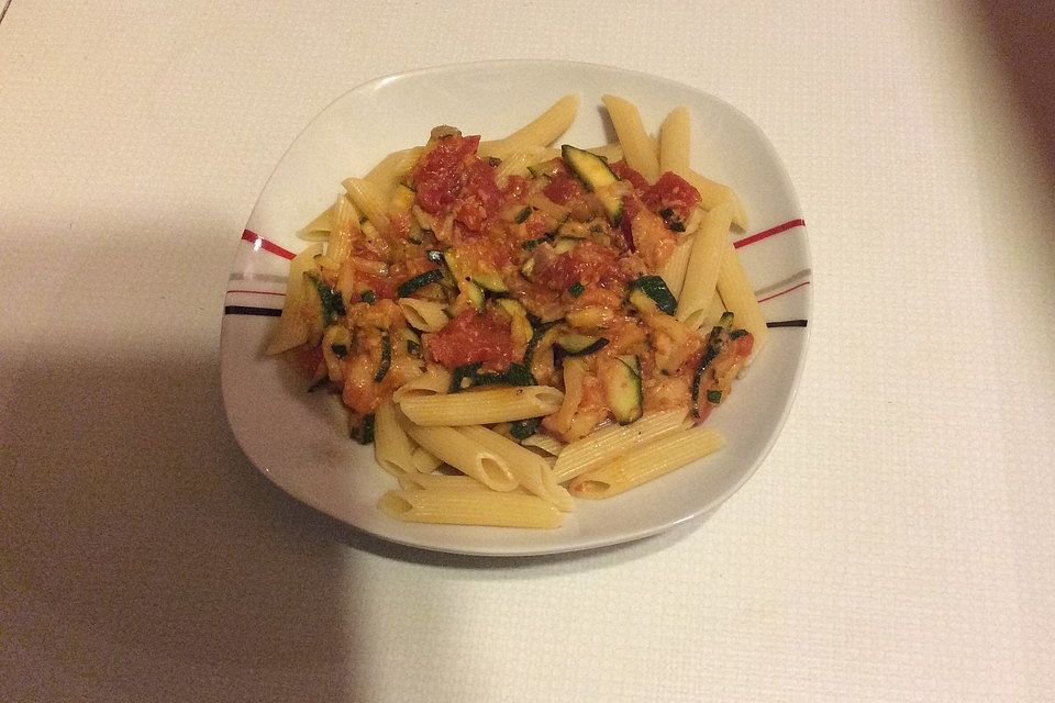 Pasta mit Zucchini und Pfirsich