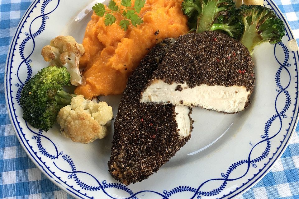 Hähnchenschnitzel mit Chia-Panade und Ofengemüse