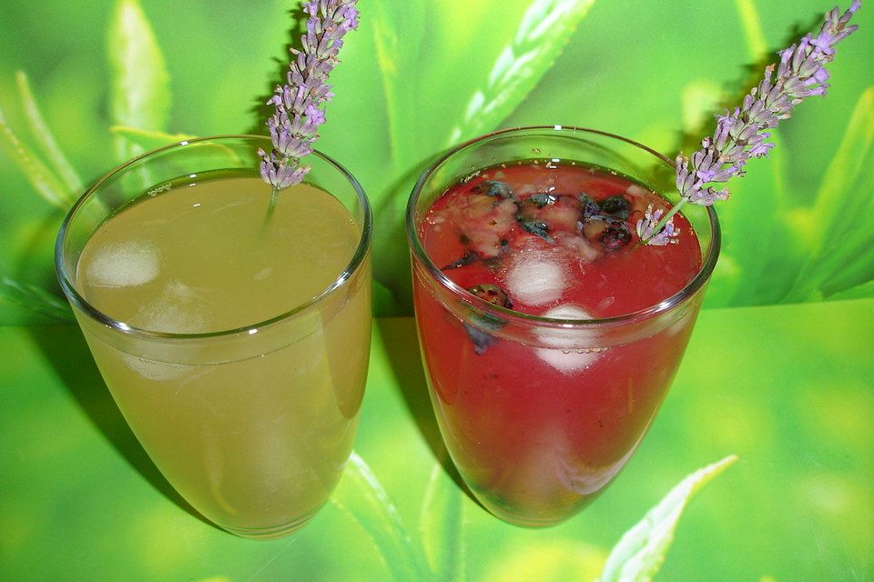 Limonade mit Lavendel und Blaubeeren