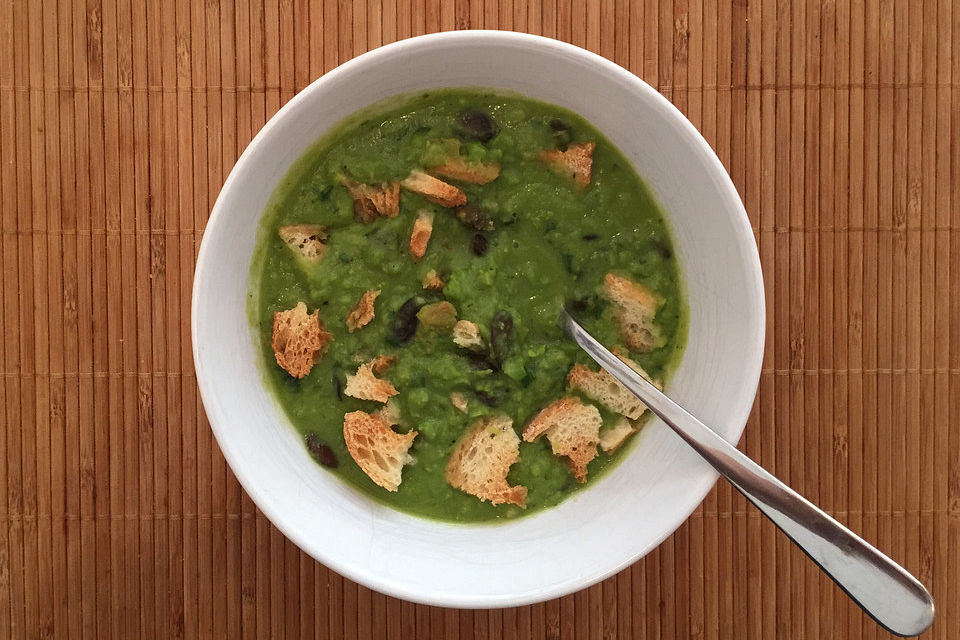 Grüne Erbsensuppe mit Minze, Kürbiskernen und Croûtons