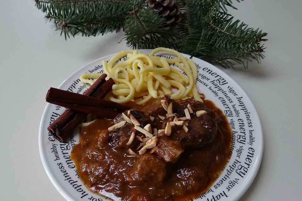 Rindfleisch mit Pflaumen, Zimt und Mandeln