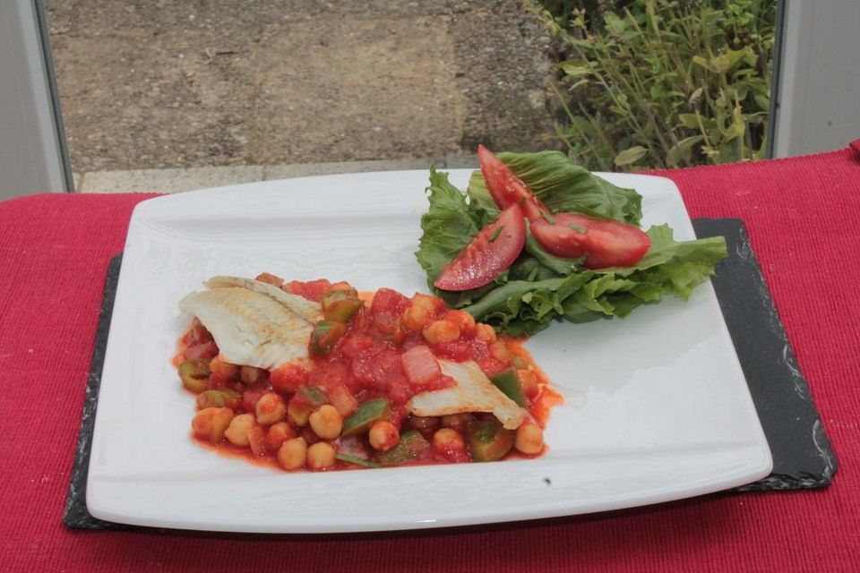 Kabeljau auf Tomaten-Kichererbsen-Sauce