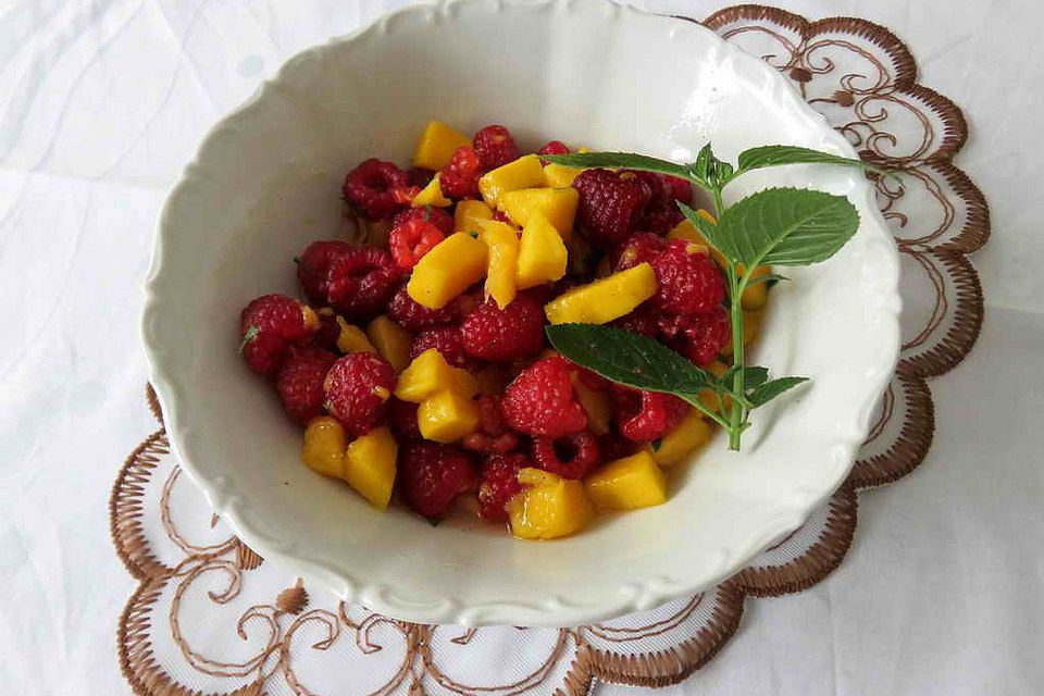 Mango-Himbeer-Obstsalat