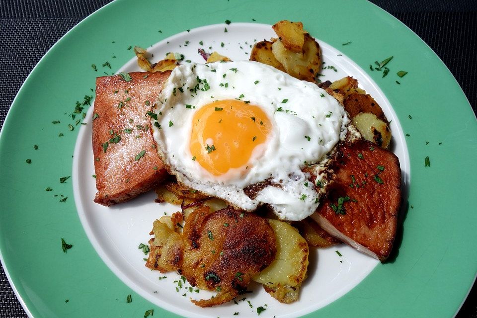 Bratkartoffeln mit Leberkäse und Spiegelei