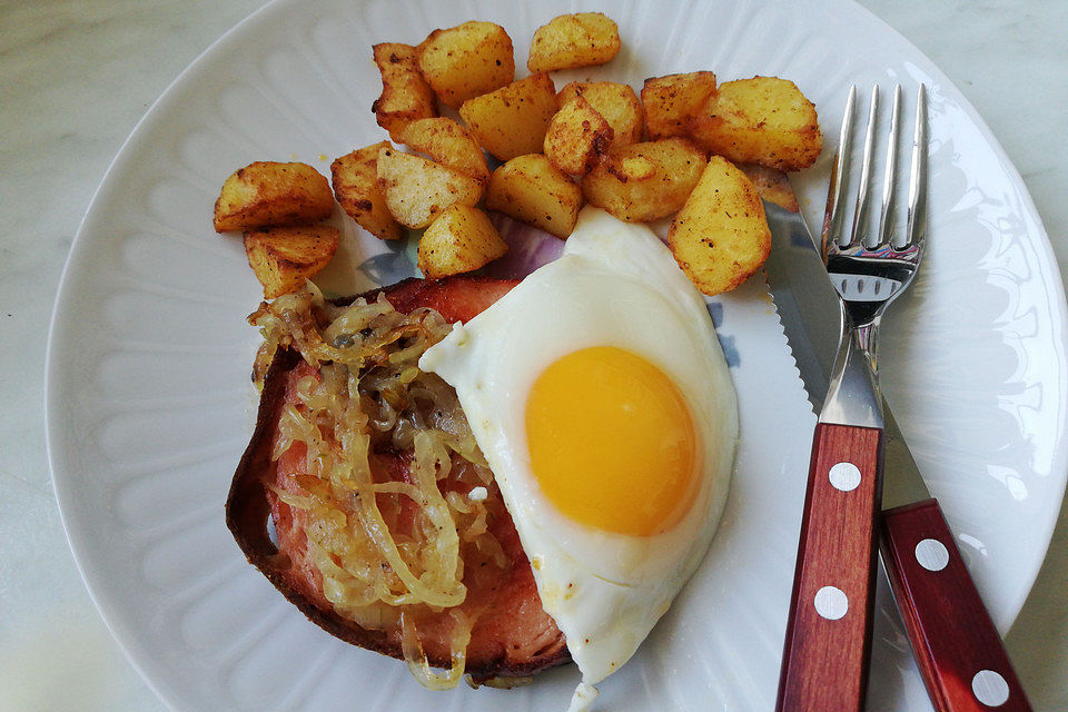 Bratkartoffeln mit Leberkäse und Spiegelei