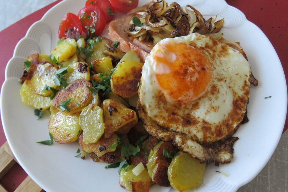 Bratkartoffeln mit Leberkäse und Spiegelei