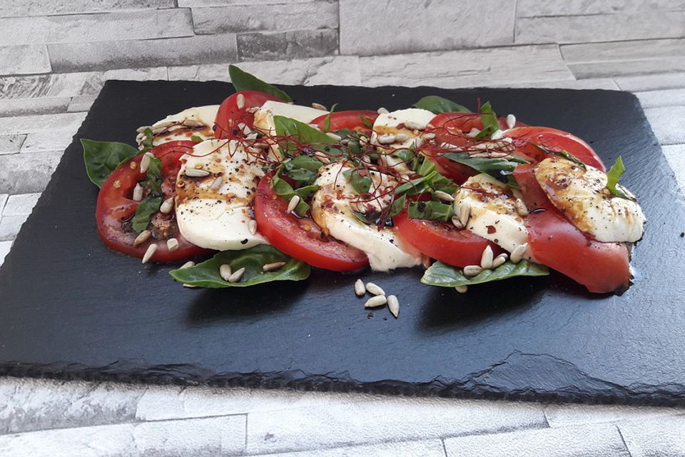 Scharfes Tomate-Mozzarella-Carpaccio